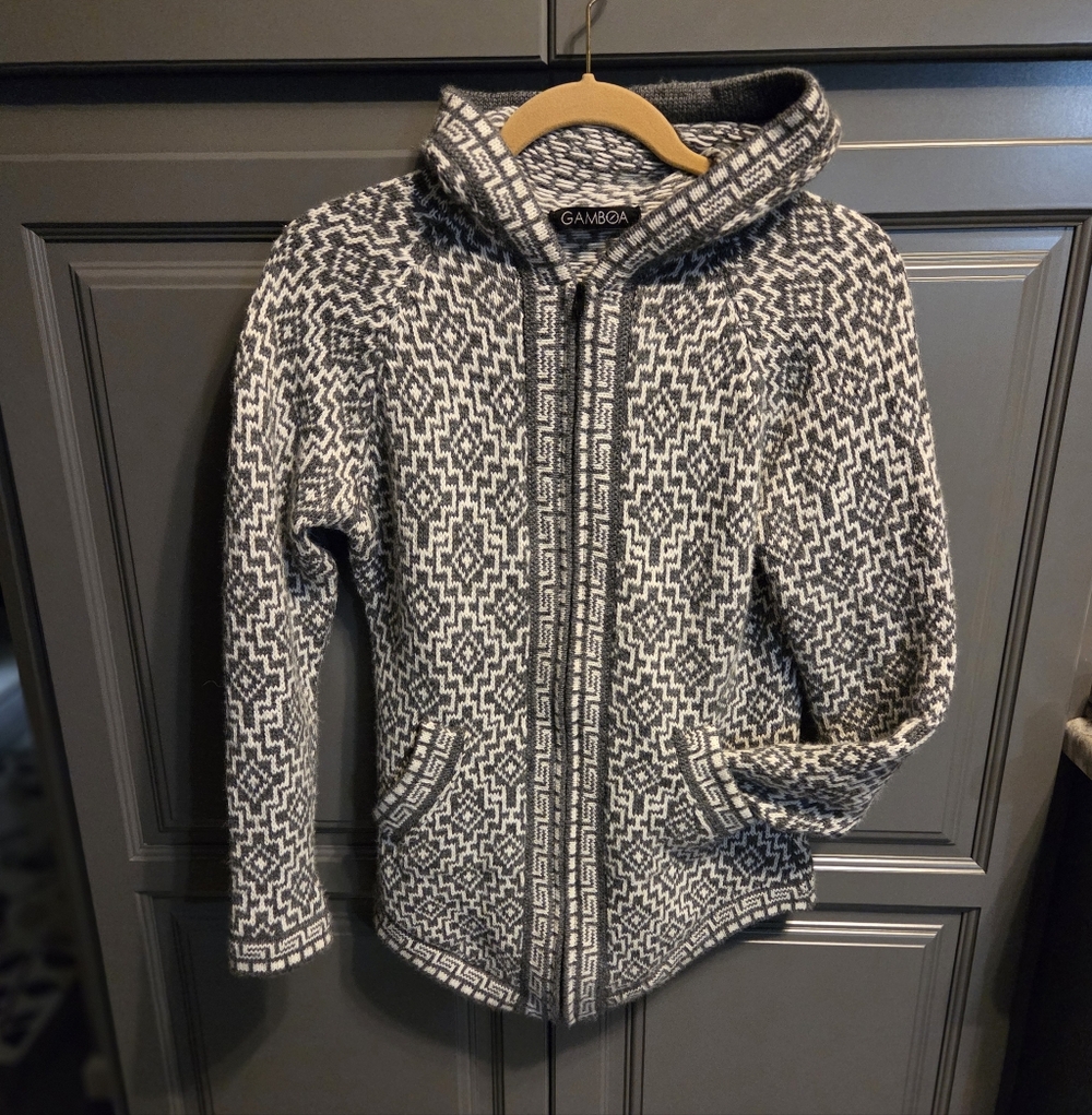Gamboa Geometric Patterned ALPACA WOOL in Gray and White Zipper Hoodie  Med